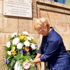 JEZT - Lichtstadt.News - Stadtratsmitglied Elisabeth Wackernagel legt Blumen nieder zum Gedenken an den 17. Juni 1953