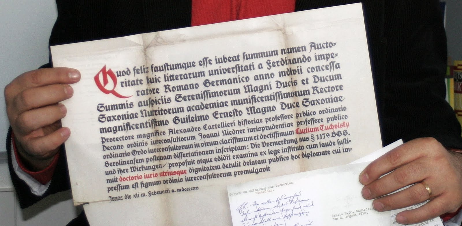 JEZT - Rainer Sauer zeigt Tucholskys Urkunde von 1915 -gross- Foto © MediaPool Jena