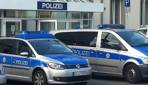 Polizeifahrzeuge vor dem Gebaeude der LPI Jena Am Anger - Foto © MediaPool Jena