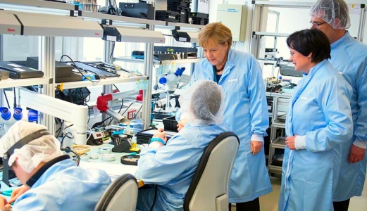 JEZT - Bundeskanzlerin Angela Merkel besucht Optronik Jena - Foto © Bundesregierung Pressesprecher