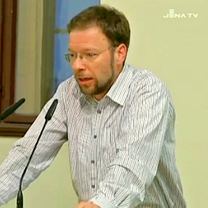 JEZT - Stadtrat Dr Nitzsche erlaeutert seinen Kita Gebuehrenvorschlag im Stadtrat - Foto aus dem Livestream © Jena TV