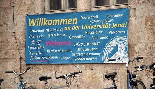 JEZT - Banner mit der verschiedensprachigen Aufschrift - Willkommen an der Universitaet Jena - Foto © FSU Kasper
