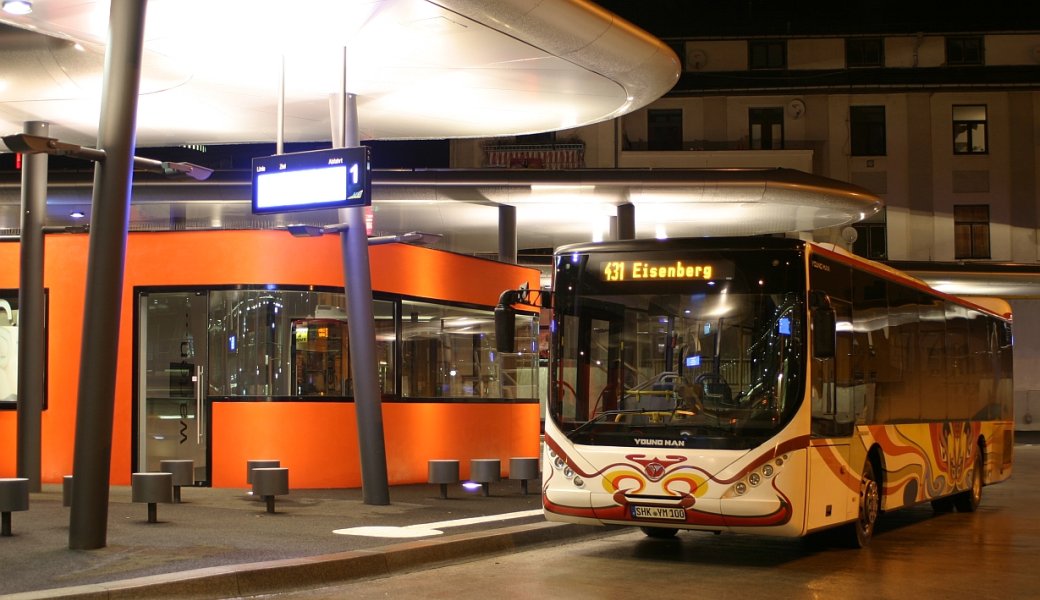 JEZT - Wartender Bus am Busbahnhof Jena - Foto © MediaPool Jena Romana Streng