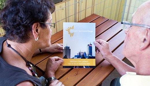 JEZT - Senioren betrachten des Programm der Seniorentage in Jena - Symbolfoto © Stadt Jena