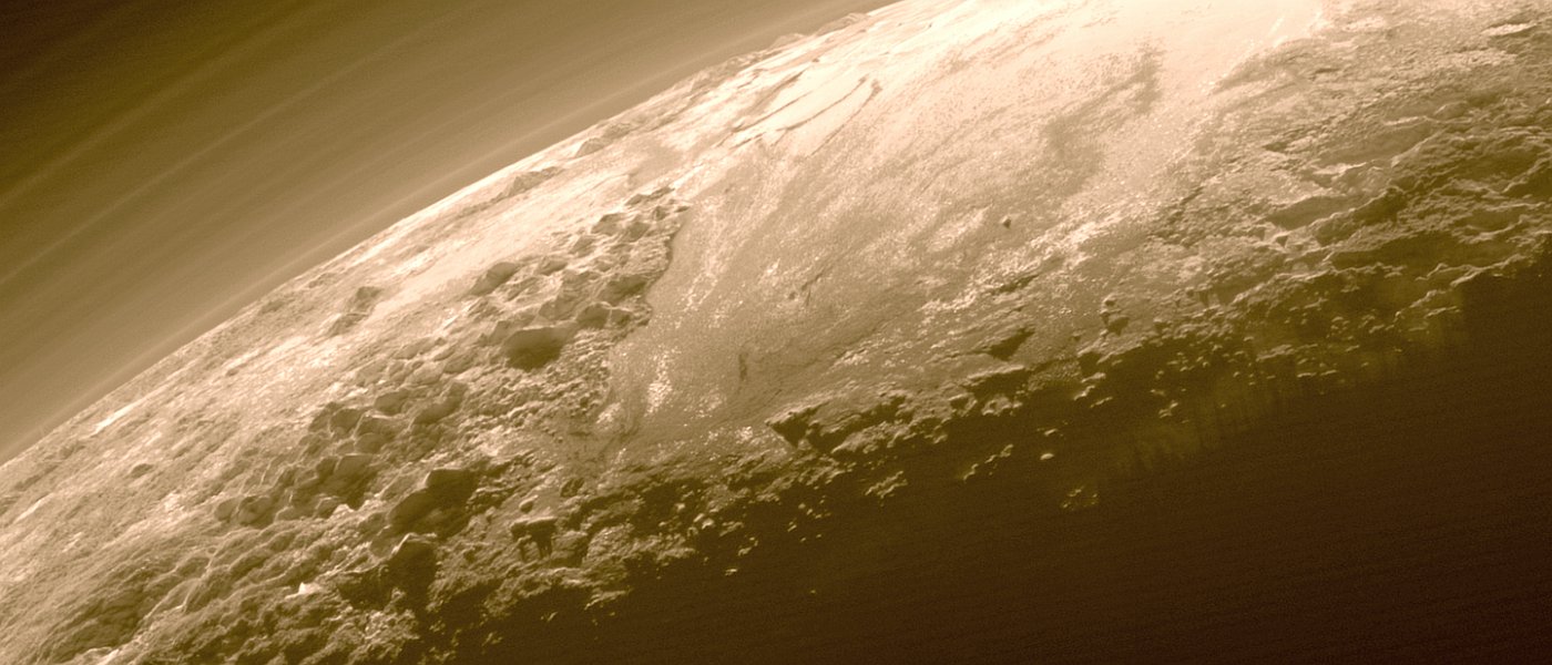 JEZT - Zwergplanet Pluto im Gegenlicht - Detailfoto © NASA Mission New Horizon JHUAPL SWRI - Bildbearbeitung © InterJena