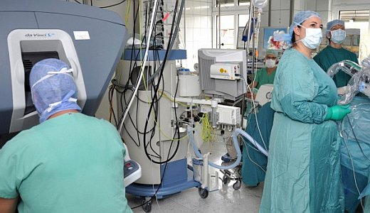 JEZT - PD Dr. Matthias Steinert und sein Team der Thoraxchirurgie operieren seit September mit dem DaVinci-OP-Roboter - Foto © UKJ Scheere