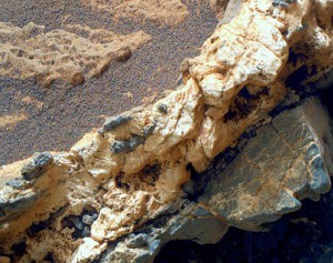 JEZT - This view shows a combination of dark and light material within a mineral vein - Foto © NASA Team Curiosity