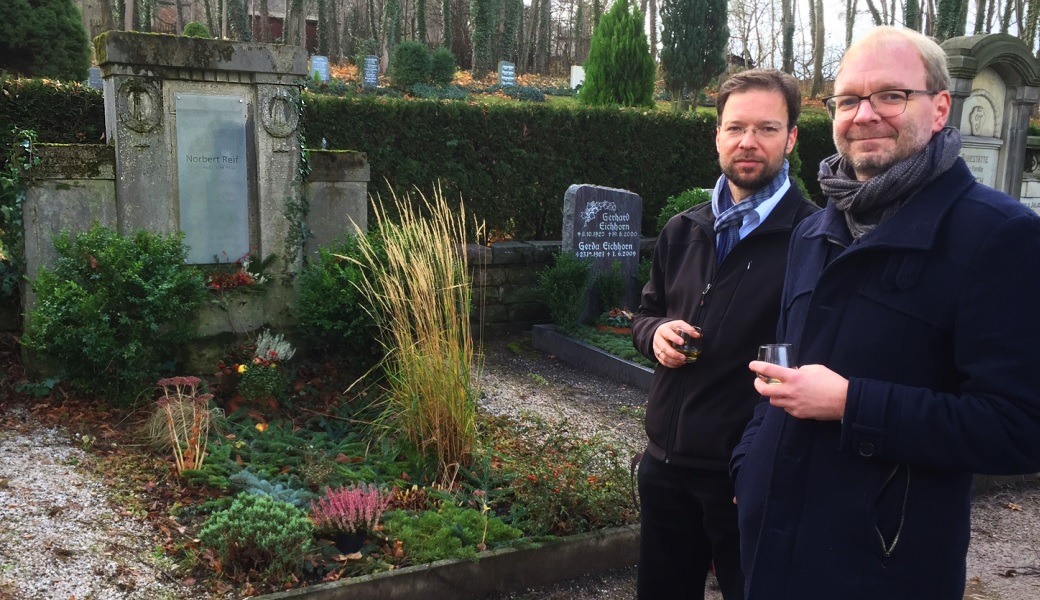 JEZT - Kristian Philler und Dr Thomas Nitzsche am Grab von Norbert Reif - Foto © MediaPool Jena