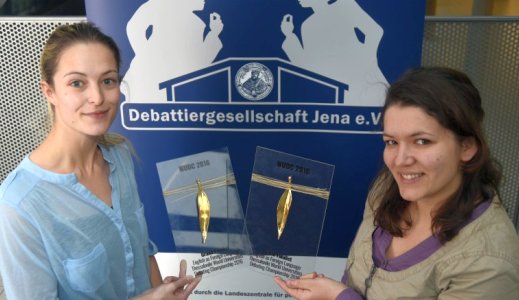 JEZT - Das Team der Debattiergesellschaft Jena mit Tina Rudolph und Patrizia Hertlein - Foto © FSU Günther