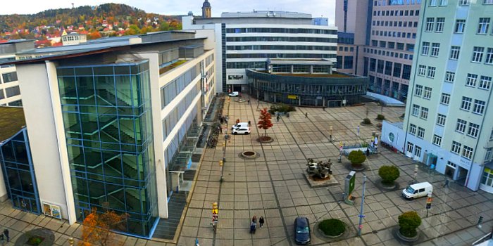 JEZT - Der Ernst-Abbe-Platzt mit Campus Hörsälen und Mernsa der Friedrich-Schiller-Universität Jena - Foto © MediaPool Jena