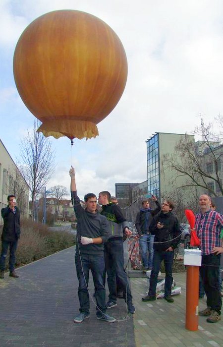 JEZT - Prof. Dr. Grabow und die Mechatronik-Studenten beim Start des neuen Foschungsballons - Foto © EAH Katharina Sawatzki
