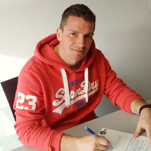 JEZT - Christian Franz-Pohlmann unterschreibt seinen Vertrag bem FF USV - Foto © FF USV Jena