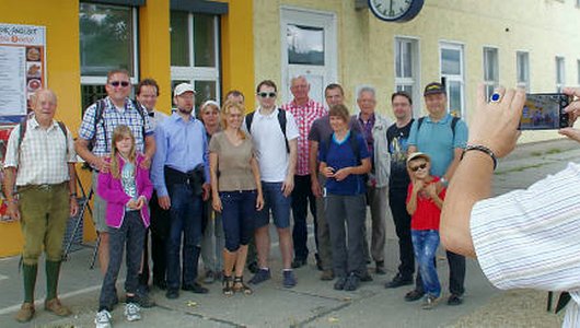 FDP Jena-Saale-HolzlandKreis - Gruppenbild mit Handy bei der Sommerwanderung 2016 - Foto © Mediengruppe Thüringen Thomas Beier
