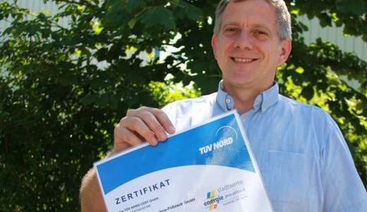 JEZT - Uwe Kreitel mit TÜV Zertifikat für jenatur Strom - Foto © Stadtwerke Jena Pößneck Energie