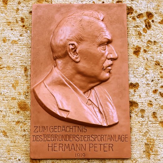 JEZT - Denkmal mit Gedenkplatte für Hermann Peter - Foto © MediaPool Jena