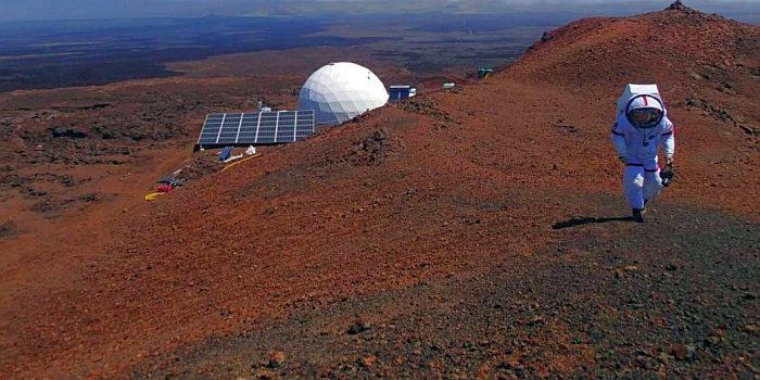 JEZT - Ausseneinsatz beim Mars-Experiment auf einem Vulkan auf Hawaii - Foto © University of Hawaii - Ian Proctor