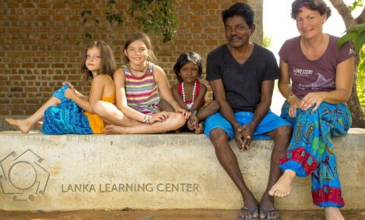 JEZT - Barbara Vetter mit Töchtern Saba und Lola sowie dem Vater von Vincenfrancis der das Schul- und Begegnungszentrum Lanka Learning Center gegründet hat. - Foto © Vincent Heiland