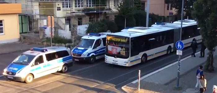 JEZT - Bus mit Thügida-Anhängern fährt ins Damenviertel - Bildquelle Twitter