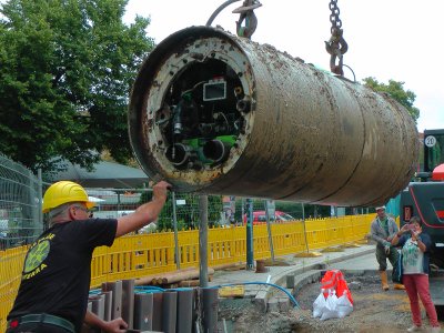 JEZT - Der Tunnelbohrer wird am Engelplatz aus der Zielgrube gehoben. - Foto © Stadtwerke Jena Energie