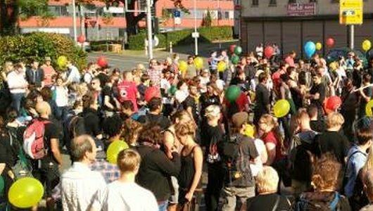 JEZT - Gegendemonstranten vor der alten Feuerwehr - Bildquelle Twitter