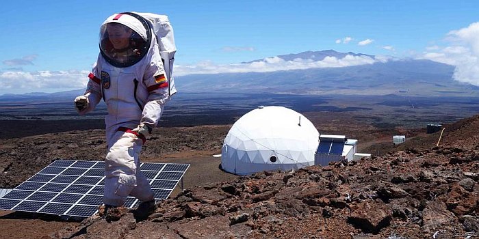 JEZT - Geophysikerin Christiane Heinicke beim Mars-Experiment auf einem Vulkan auf Hawaii - Foto © TU Ilmenau - Carmel Johnston