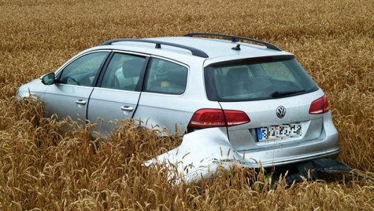 JEZT - Kfz-Fahrer verlor auf regennasser Fahrbahn die Kontrolle und landete im Kornfeld - Bildquelle Autobahnpolizei Thüringen