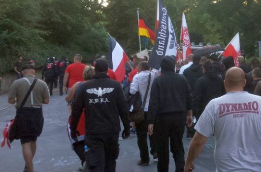 JEZT - Thügida Neo-Nazis marschieren durch das Damenviertel in Jena - Foto 1 - Bildquelle Twitter