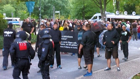 JEZT - Thügida Neo-Nazis marschieren durch das Damenviertel in Jena - Foto 3 - Bildquelle Twitter
