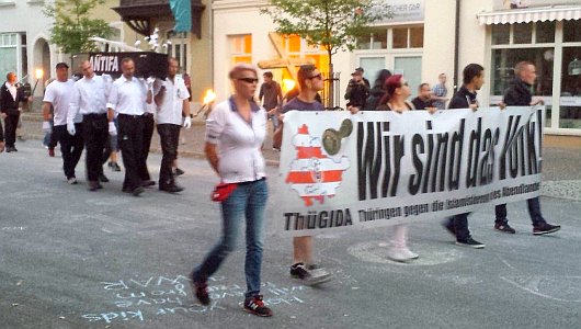 JEZT - Thügida Neo-Nazis marschieren durch das Damenviertel in Jena - Foto 4 - Bildquelle Twitter