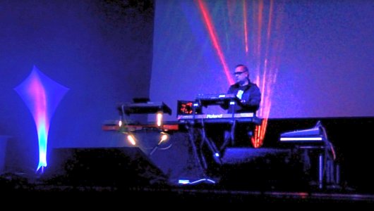 jezt-licht-laser-livemusik-show-von-rainer-sauer-auf-der-jedicon-2014-in-duesseldorf-foto-mediapool-jena