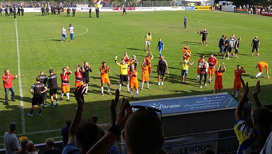 JEZT - "So sehen Sieger aus" sangen am Ende die Sondershausener Spieler - Foto © Eintracht Sondershausen