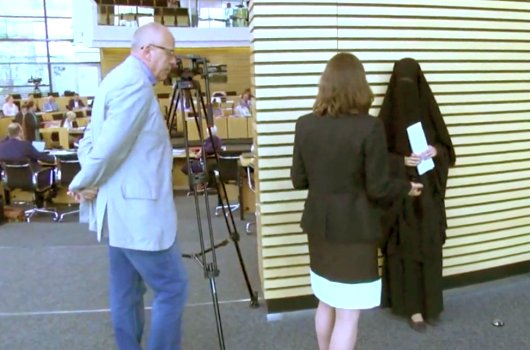 JEZT - Wiebke Muhsal provoziert im Niqab - Screenshot © AfD Thüringen Landtags TV