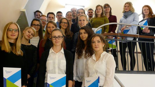 22-medizinstudenten-erhielten-ein-promotionsstipendium-foto-ukj-von-der-goenne