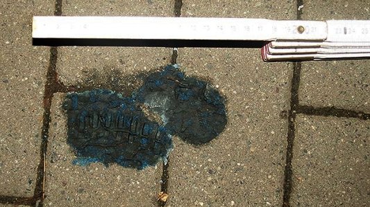 Eine blaue Knete-ähnliche Substanz auf dem Gehweg in der Mühlenstraße, die bermutlich mit Rattengiftr versetzt wurde. Bildquelle LPI Jena