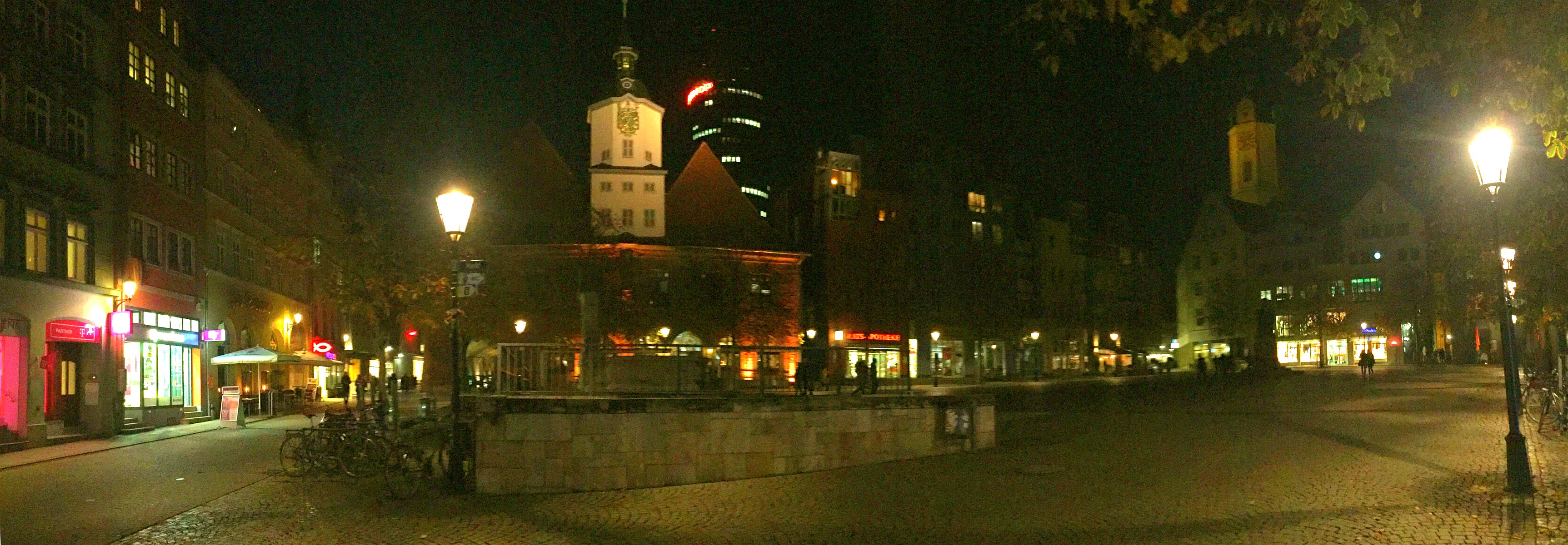 jezt-jenas-historischer-marktplatz-bei-nacht-3450-x-1200-panoramafoto-mediapool-jena