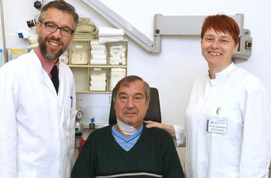 prof-orlando-guntinas-lichius-und-oae-dr-gerlind-schneider-implantierten-erstmals-in-thueringen-einen-zungenschrittmacher-bei-patient-wolfgang-manz-bildquelle-ukj