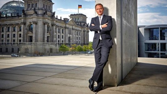 FDP Chef Christian Lindner vor dem Reichstagsgebäude in Berlin - Bildquelle FDP