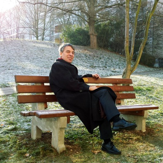 Sitzprobe auf der neu-gestifteten Bank mit Jenas OB Dr. Albrecht Schröter - Foto © Stadt Jena Kudernatsch