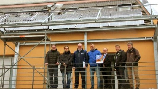 Stadtwerke-Geschäftsführer Thomas Dirkes (3.v.l.) neben Stilbruch-Inhaber Heiko Krabbes (4.v.l.) gemeinsam mit weiteren am Bau des neuen Solarsystems Beteiligten. - Foto © Stadtwerke Jena Energie