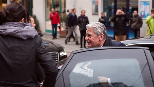 Bundespräsident Gauck vor der Stadtkirche St. Michael - Foto © Stadt Jena