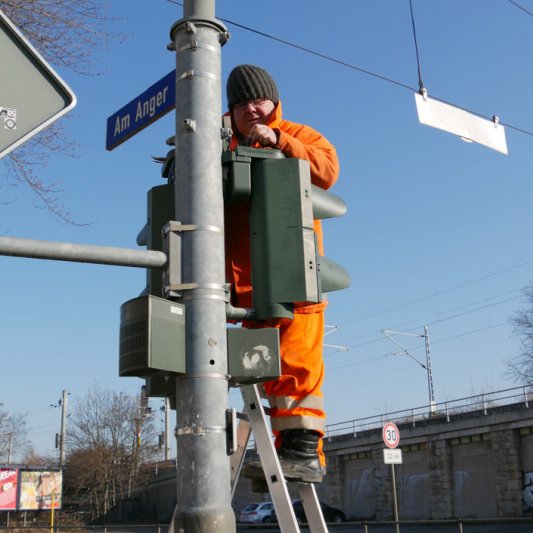 Das Team Elektrotechnik des Kommunalservice Jena repariert Lichtsignalanlagen - Foto © Stadt Jena