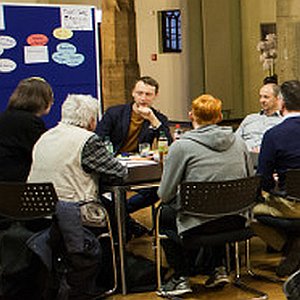 Dezernent Denis Peisker diskutiert mit Teilnehmern der Bürgerwerkstatt Digitale Stadt am 3. Februar 2017 - Foto © Stadt Jena Hering