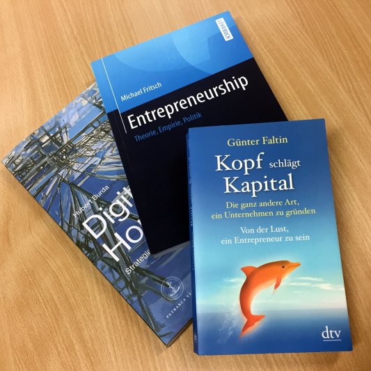Drei Bücher zum Trainingsprogramm für junge Unternehmerinnen. - Foto © FUS Kapser