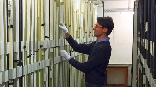 Norman Henniges sichtet den Bestand in der Kartensammlung der Deutschen Nationalbibliothek in Leipzig. - Foto © Andreas Christoph