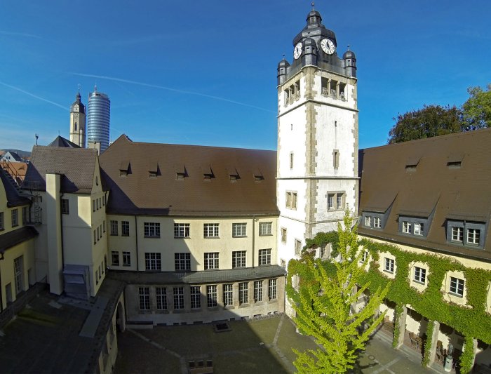 Das Hauptgebäude der Jenaer Universität.im Weitwinkelfoto. - Foto © FSU Kasper