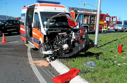 Der zerstörte Rettungswagen auf der Stadtrodaer Straße - Bildrechte LPI Jena