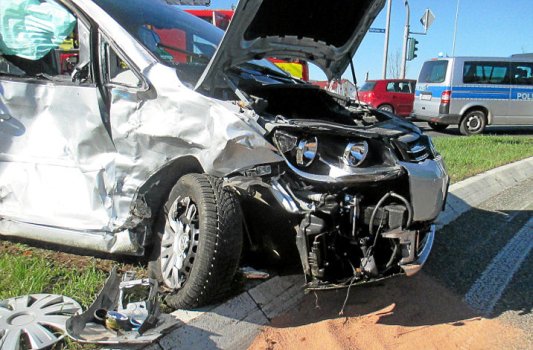 Der zerstörte VW Touran auf der Stadtrodaer Straße - Bildrechte LPI Jena