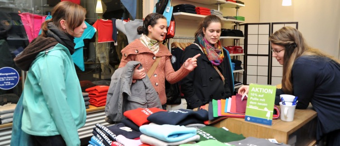 Freundliche Mitarbeiter und freundliche Kunden, wie hier im Jenaer Uni-Shop, sind gut fürs Geschäft. - Foto © FSU Anne Günther