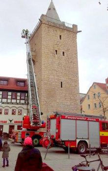 Mit Hilfe der Feuerwehr wurden die Schäden am Johannistor untersucht. - Foto © Stadt Jena KIJ