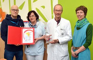 Prof. Dr. Winfried Meißner hält den M & K-Award 2017 der Fachzeitschrift Management & Krankenhaus für das QUIPSInfant in den Händen. - Foto © UKJ Schacke